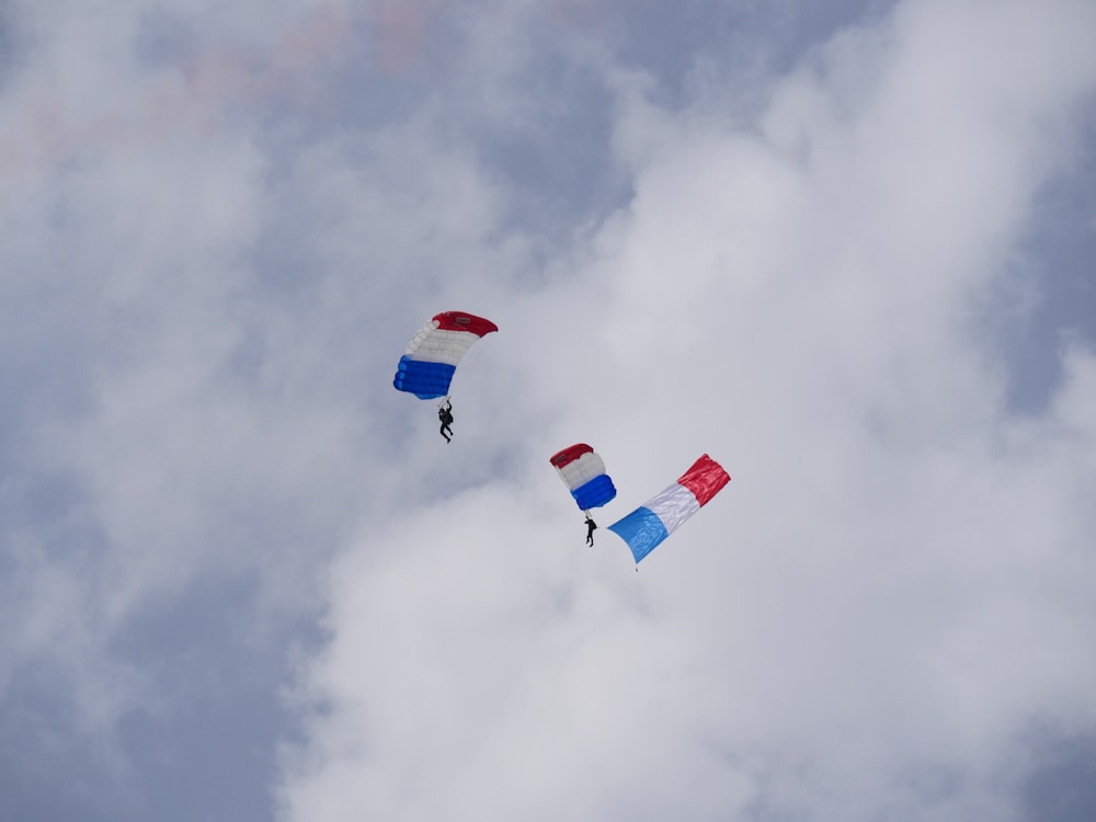 um grupo de pessoas saltando de paraquedas