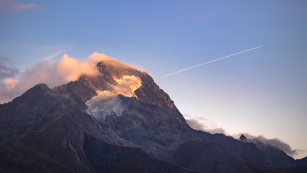 Une montagne avec une traînée de fumée