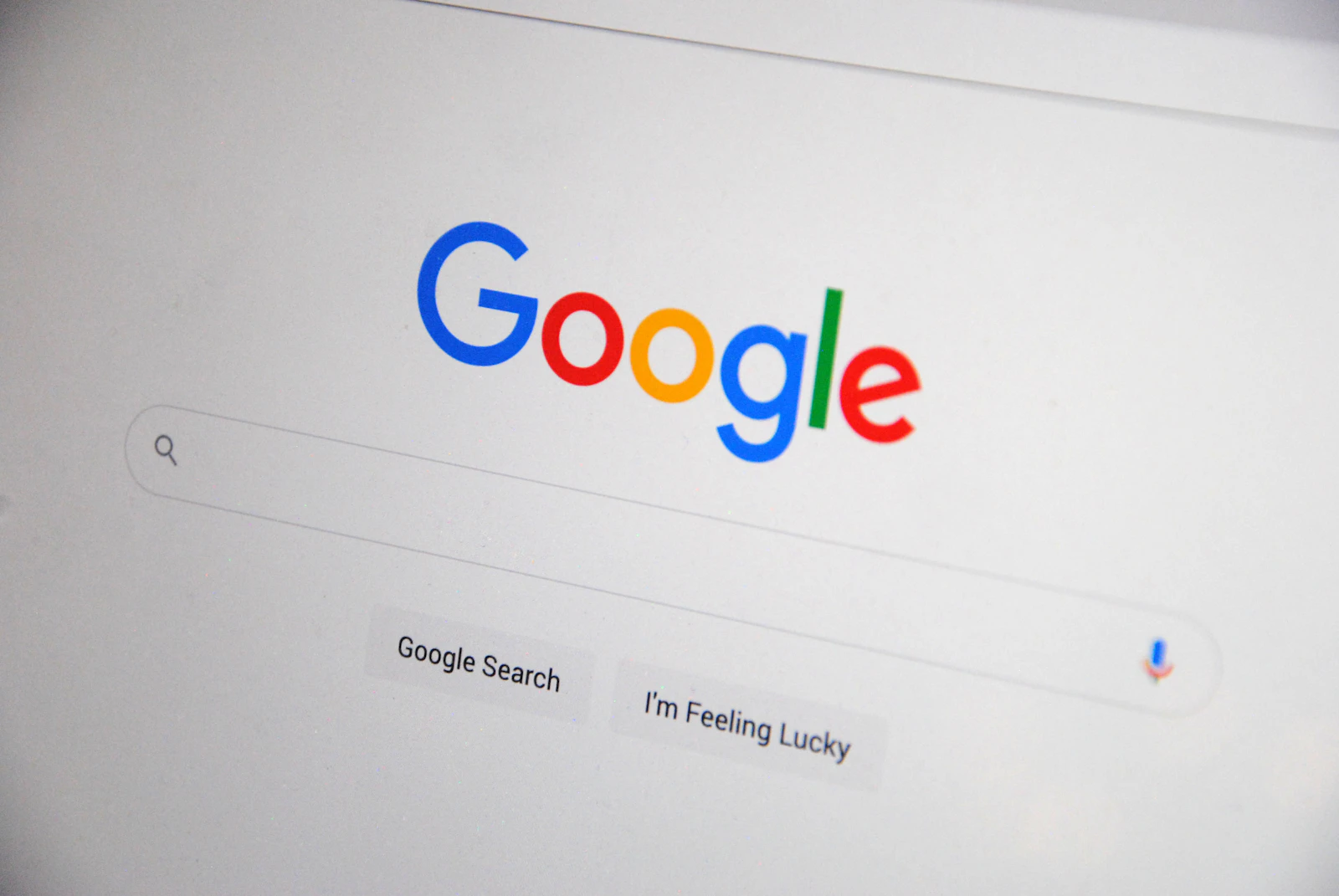 診所行銷人員在筆電上分析 Google 搜尋廣告與轉換數據