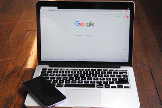 un ordinateur portable avec un téléphone 