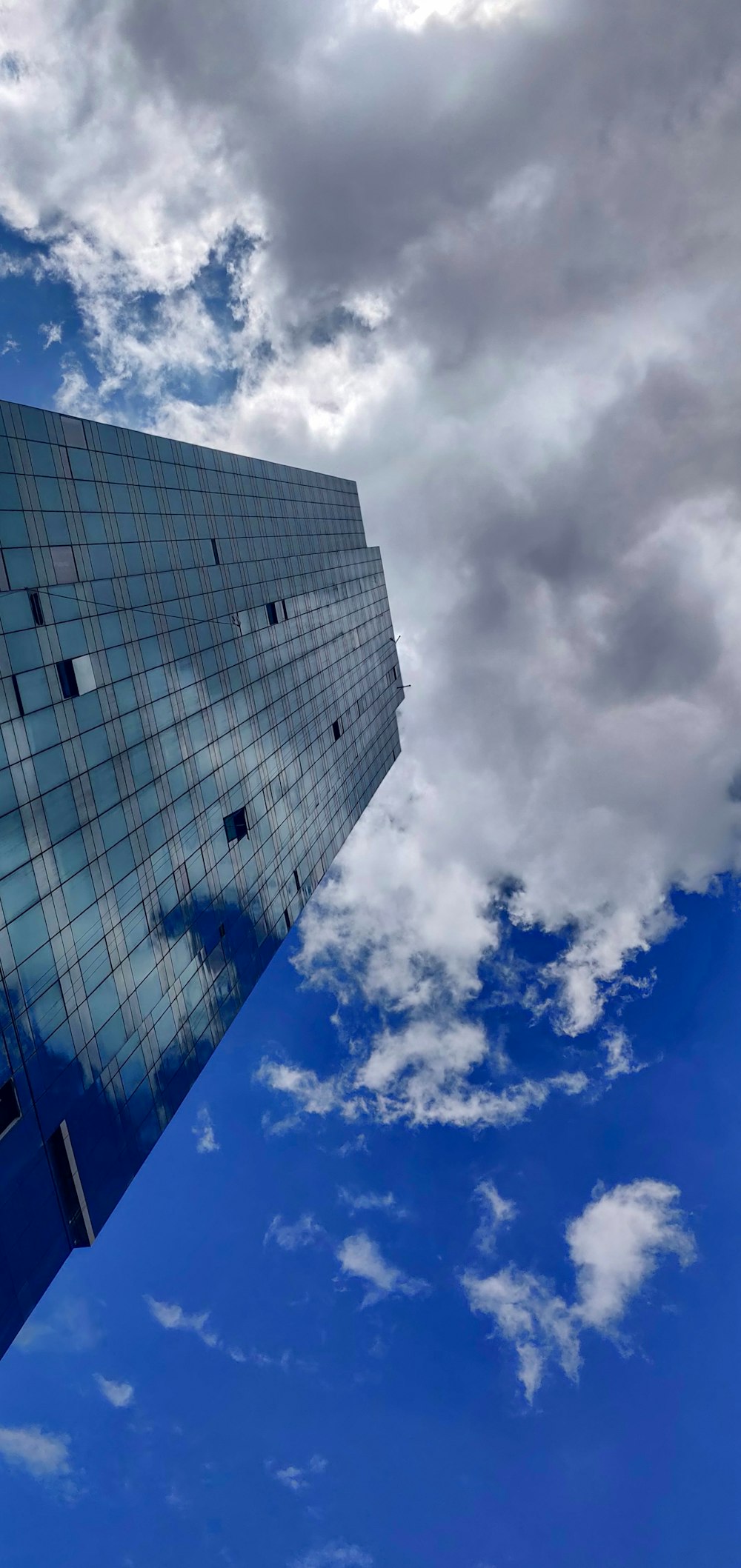 Ein hohes Gebäude mit blauem Himmel