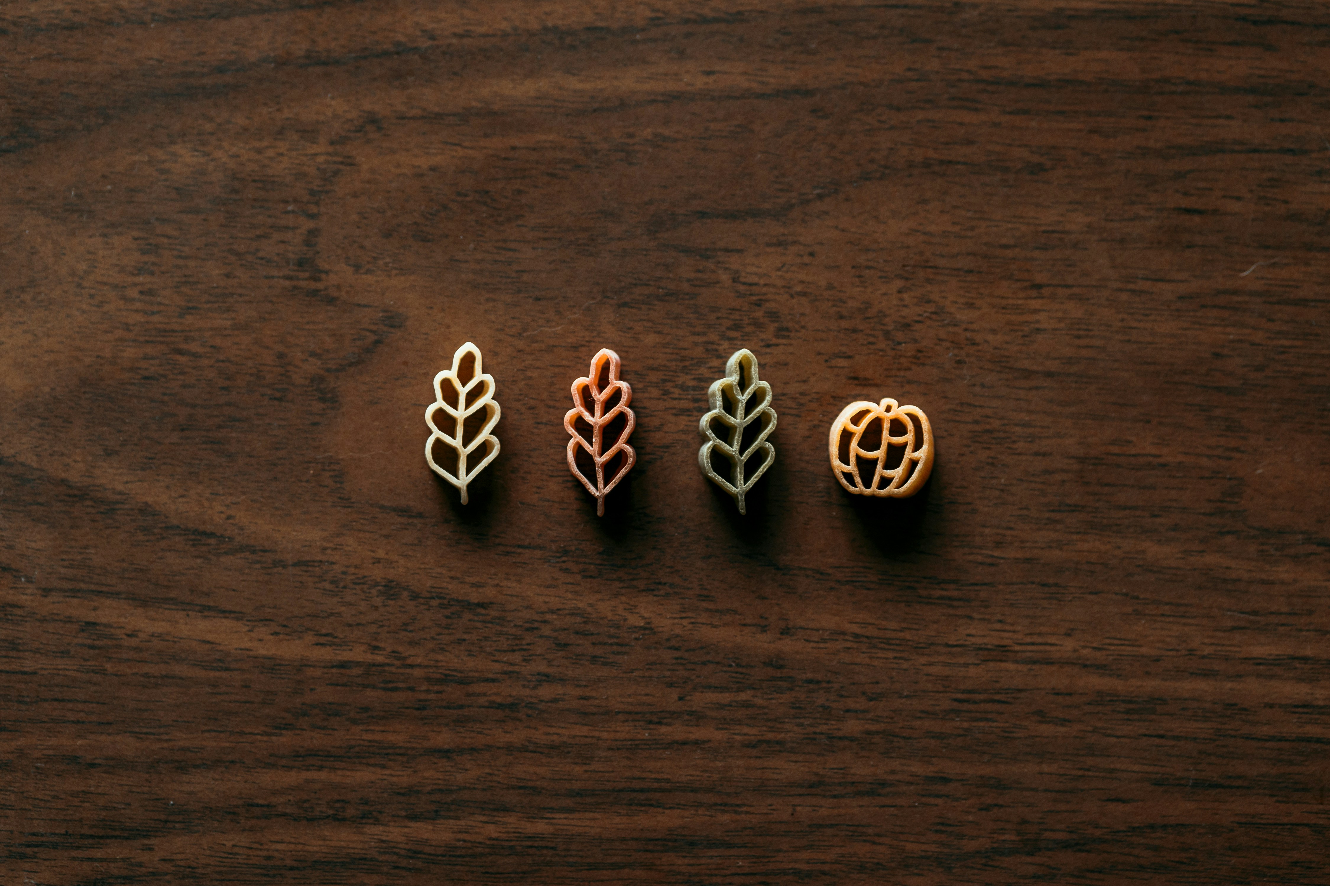 Eine Gruppe von bunten Objekten auf einer Holzoberfläche