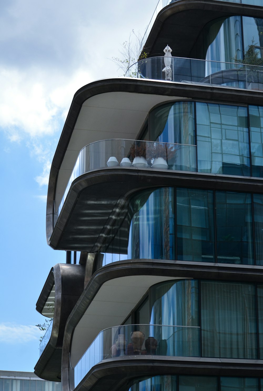 un bâtiment avec une façade vitrée