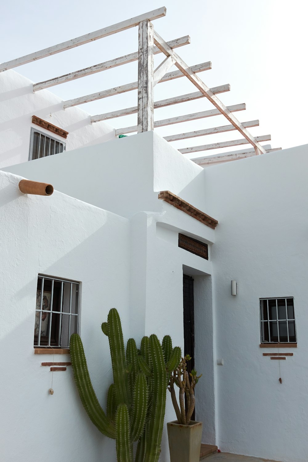 ein weißes Gebäude mit einer Treppe