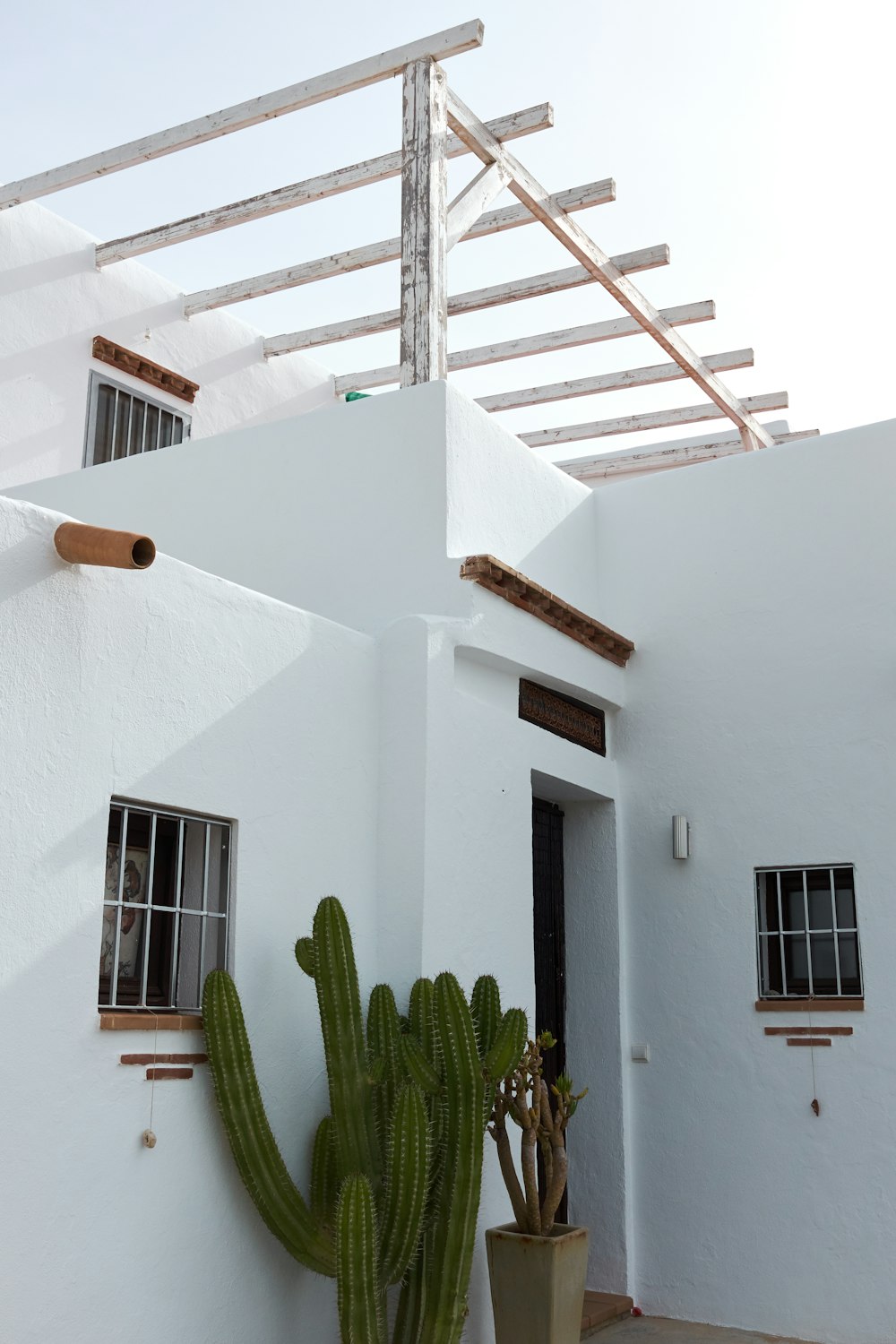 un bâtiment blanc avec un escalier