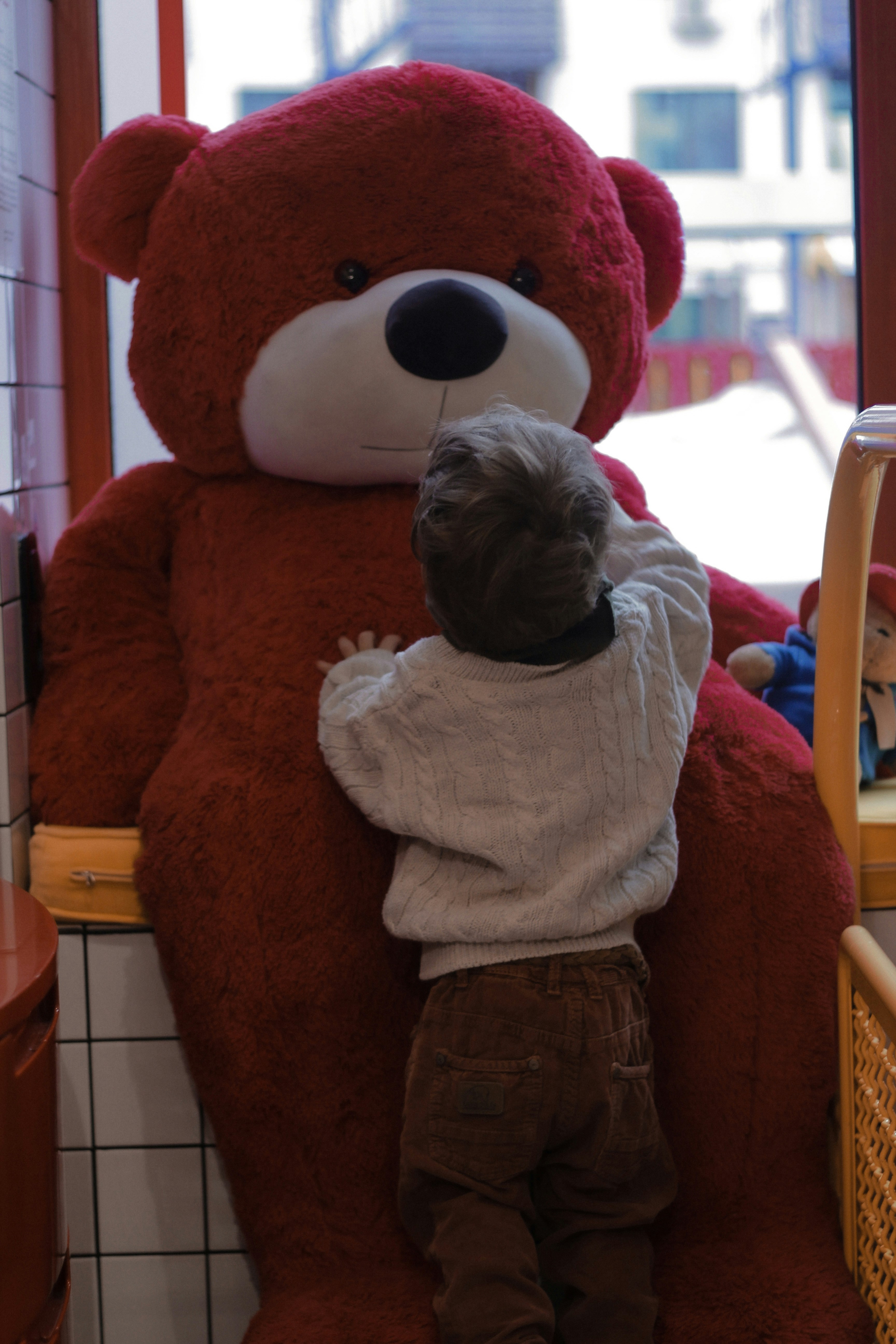 Niño abrazando oso de peluche