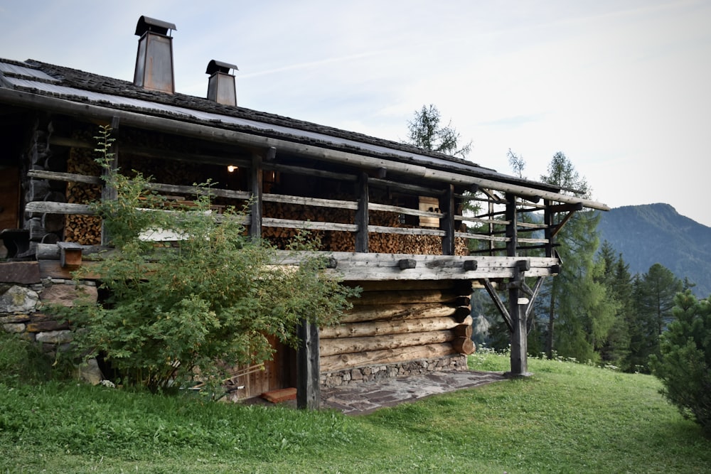 a log cabin in a grassy area