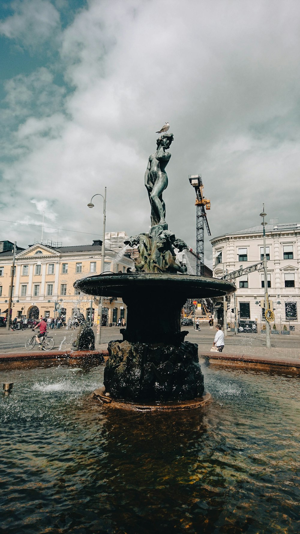 Une statue dans une fontaine