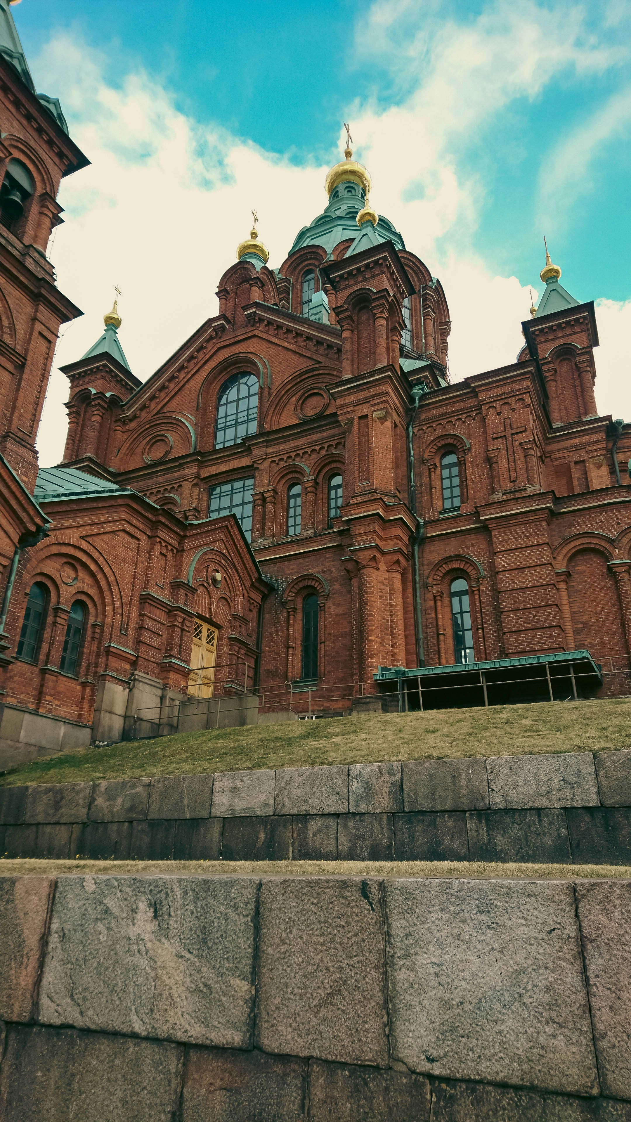 un grande edificio in mattoni