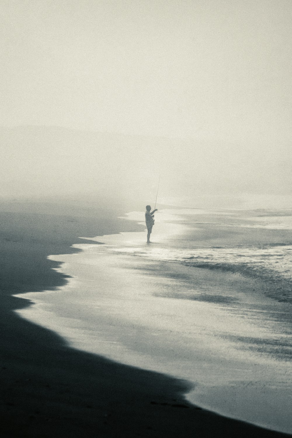 Una persona sosteniendo una cometa en una playa