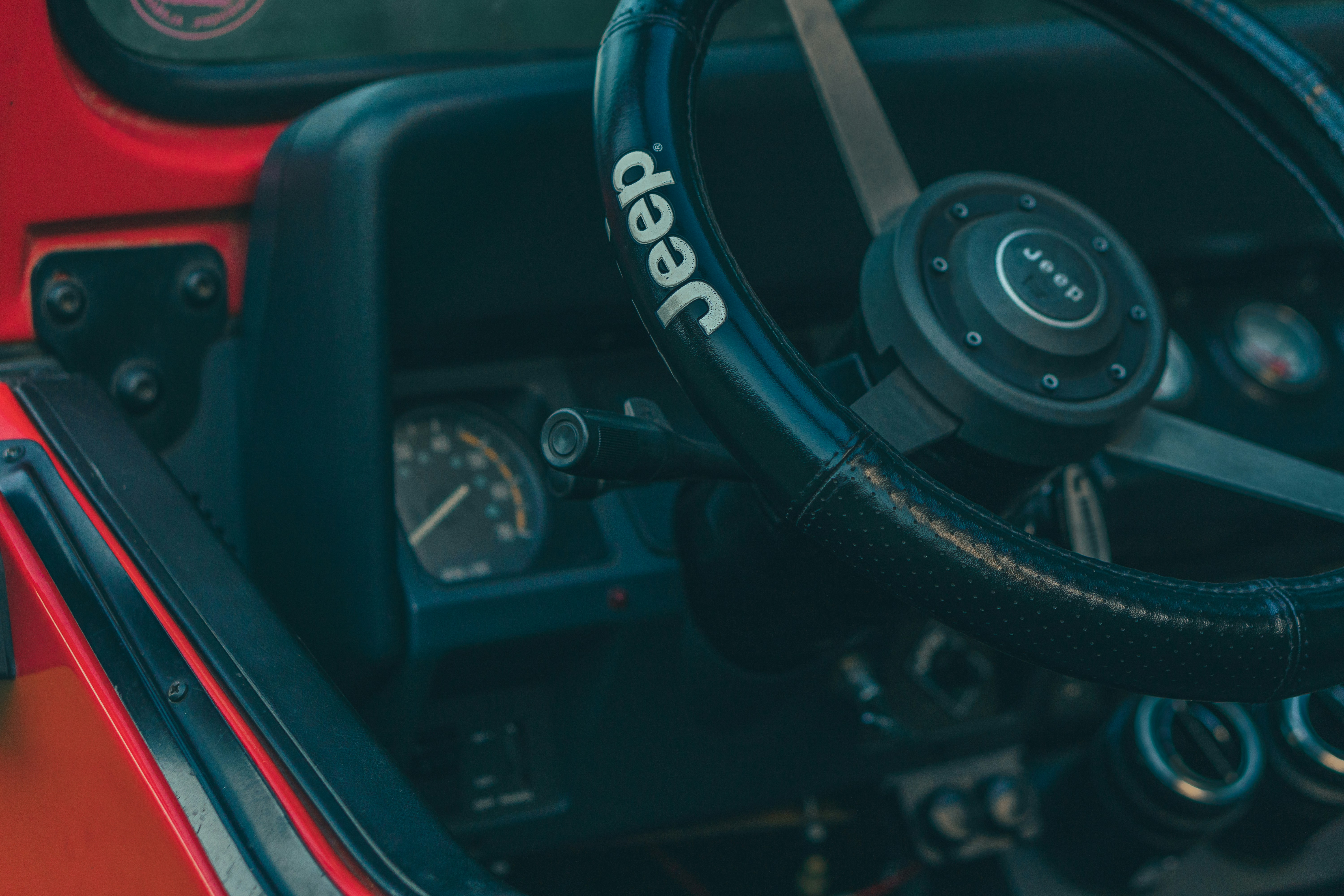 un volant et le tableau de bord d’une voiture