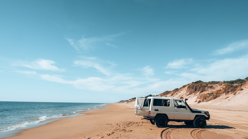 Ein am Strand geparkter Van