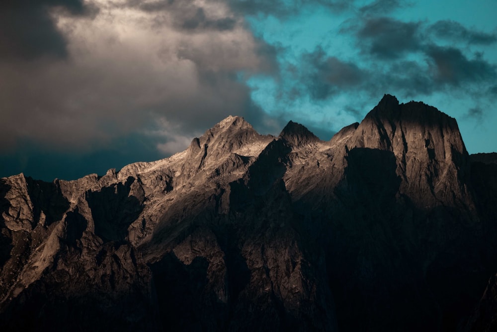 Una montagna rocciosa con le nuvole