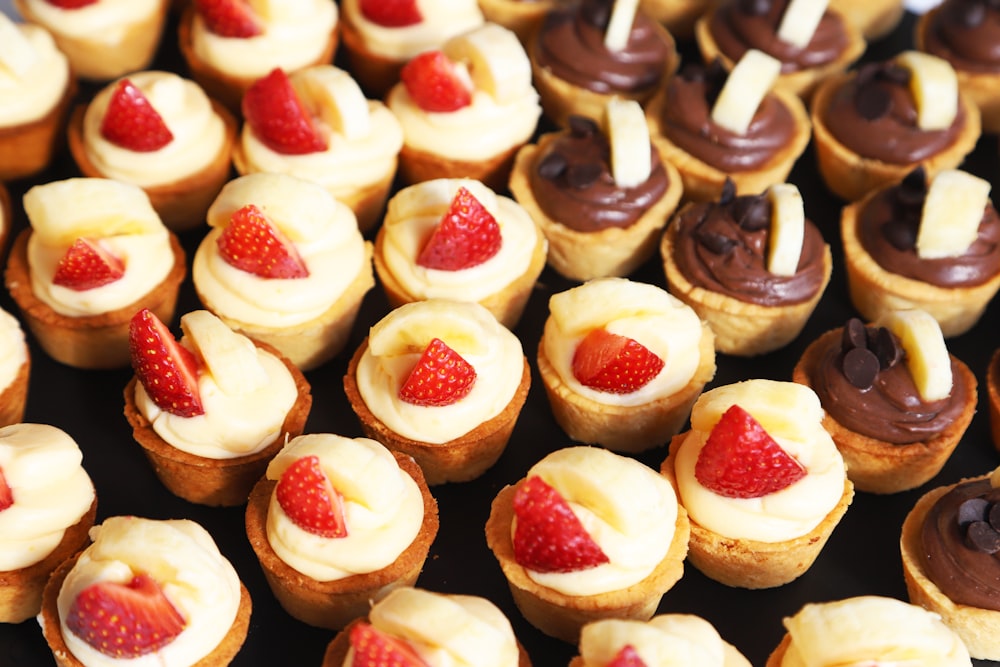 Foto Una bandeja de cupcakes – Imagen Fresa gratis en Unsplash