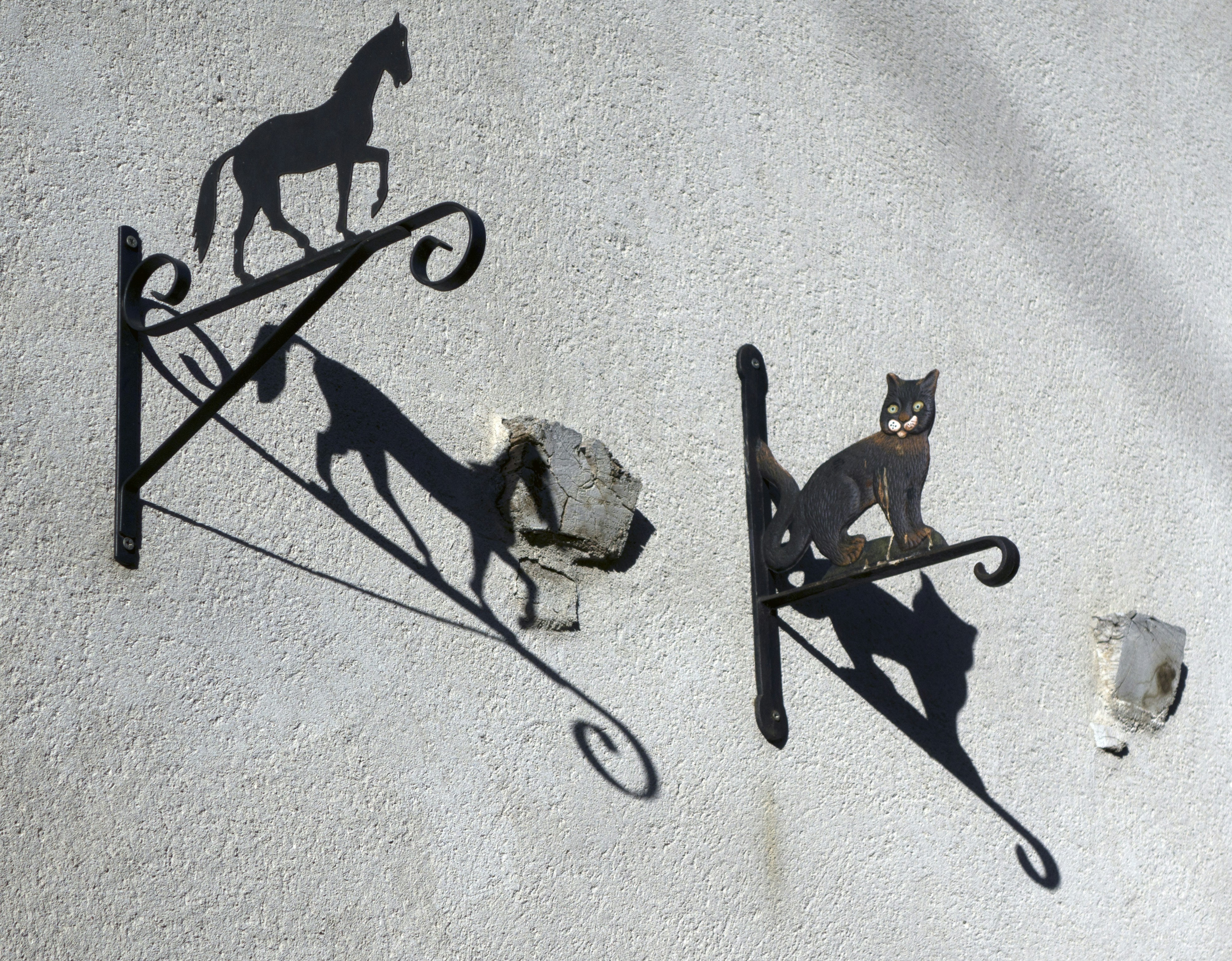 Enseignes murales en fer forgé. Travail artisanal.