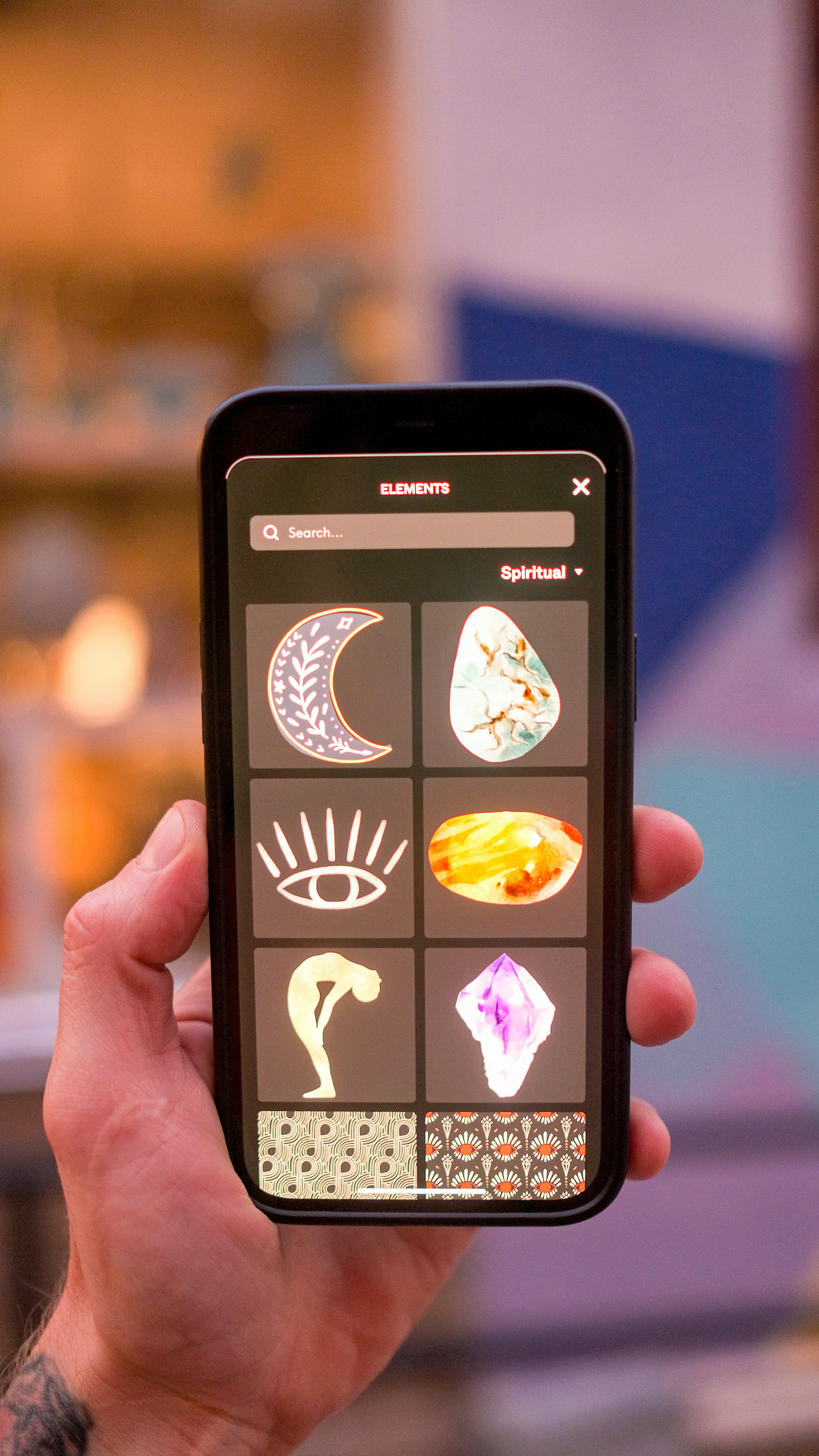 Image depicting various budgeting app icons on a smartphone screen