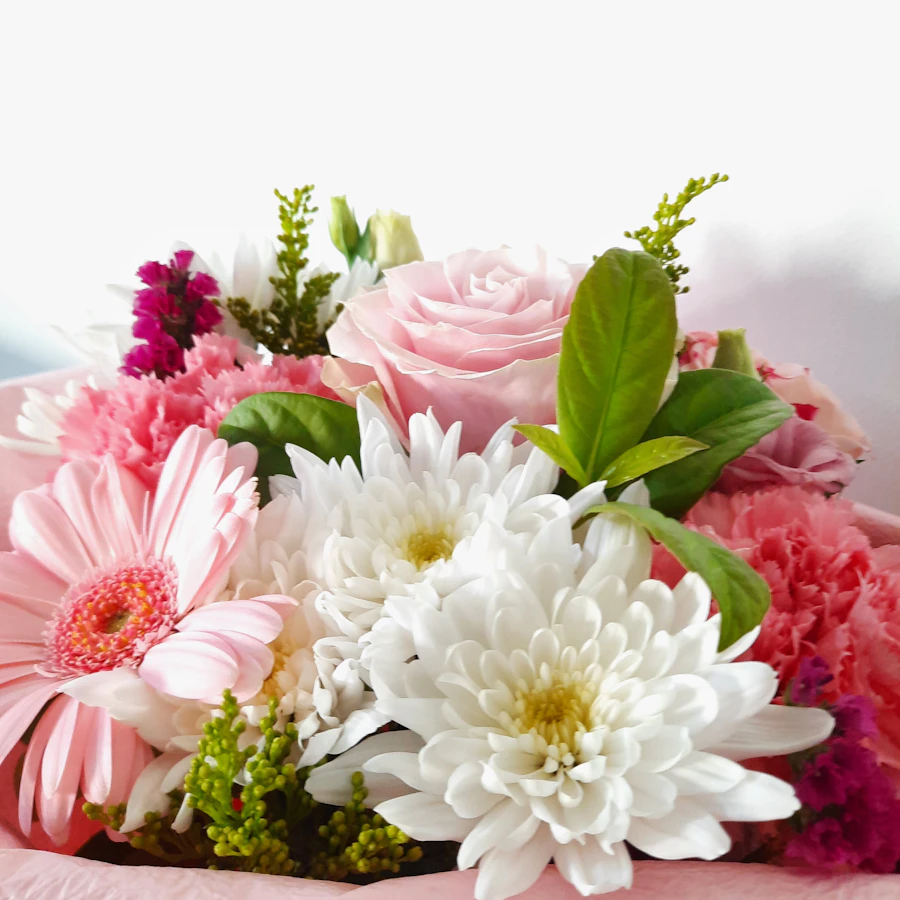 Ramo de temporada con rosas, gerberas y crisantemos en tonos rosa y blanco