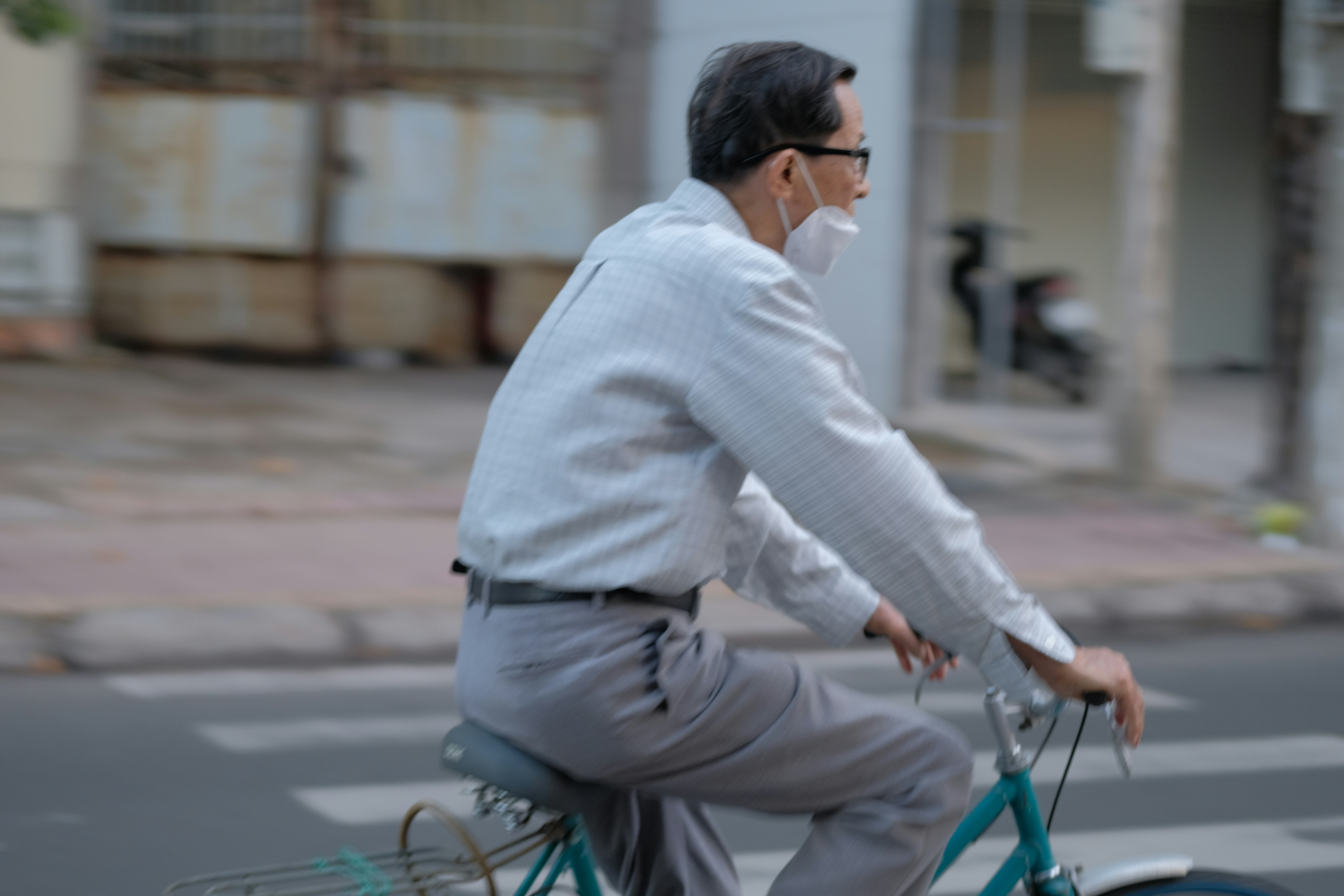 Real-Life Tricks People Use to Make Daily Life Smoother – a person riding a bicycle