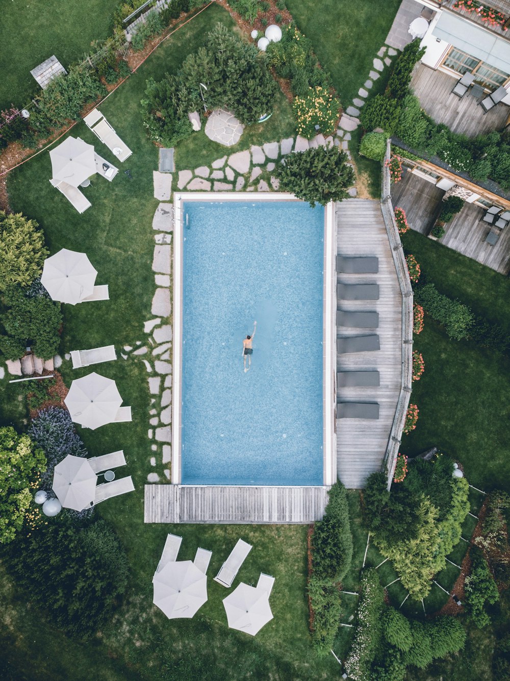 una piscina circondata da alberi