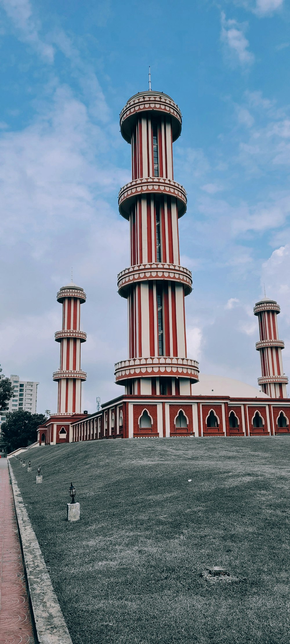 Una torre roja y blanca