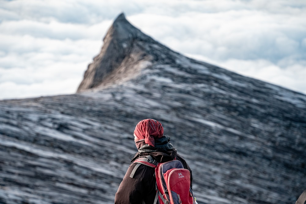 uma pessoa em pé no Monte Kinabalu