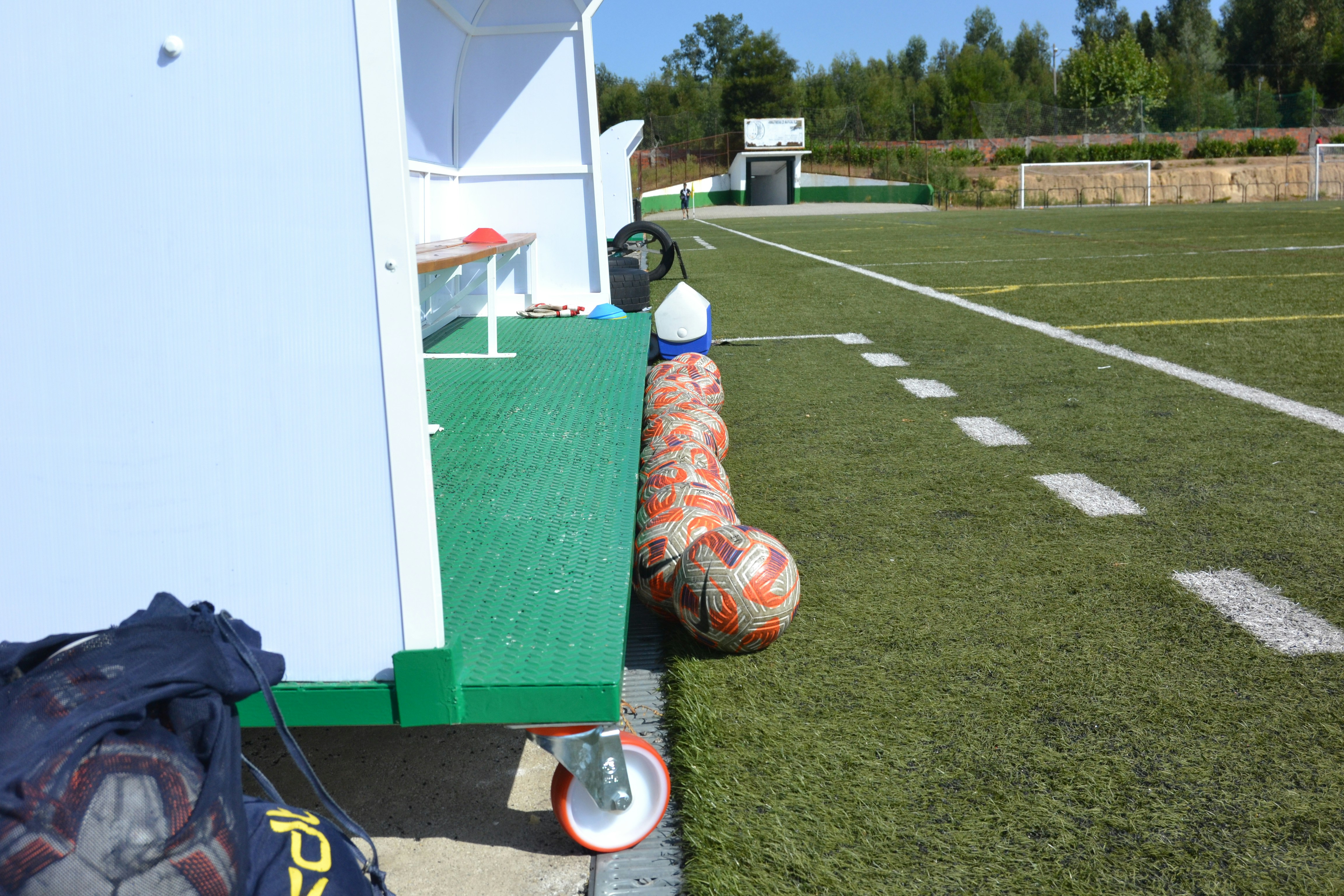 Entrenador ajustando esquema táctico antes del partido
