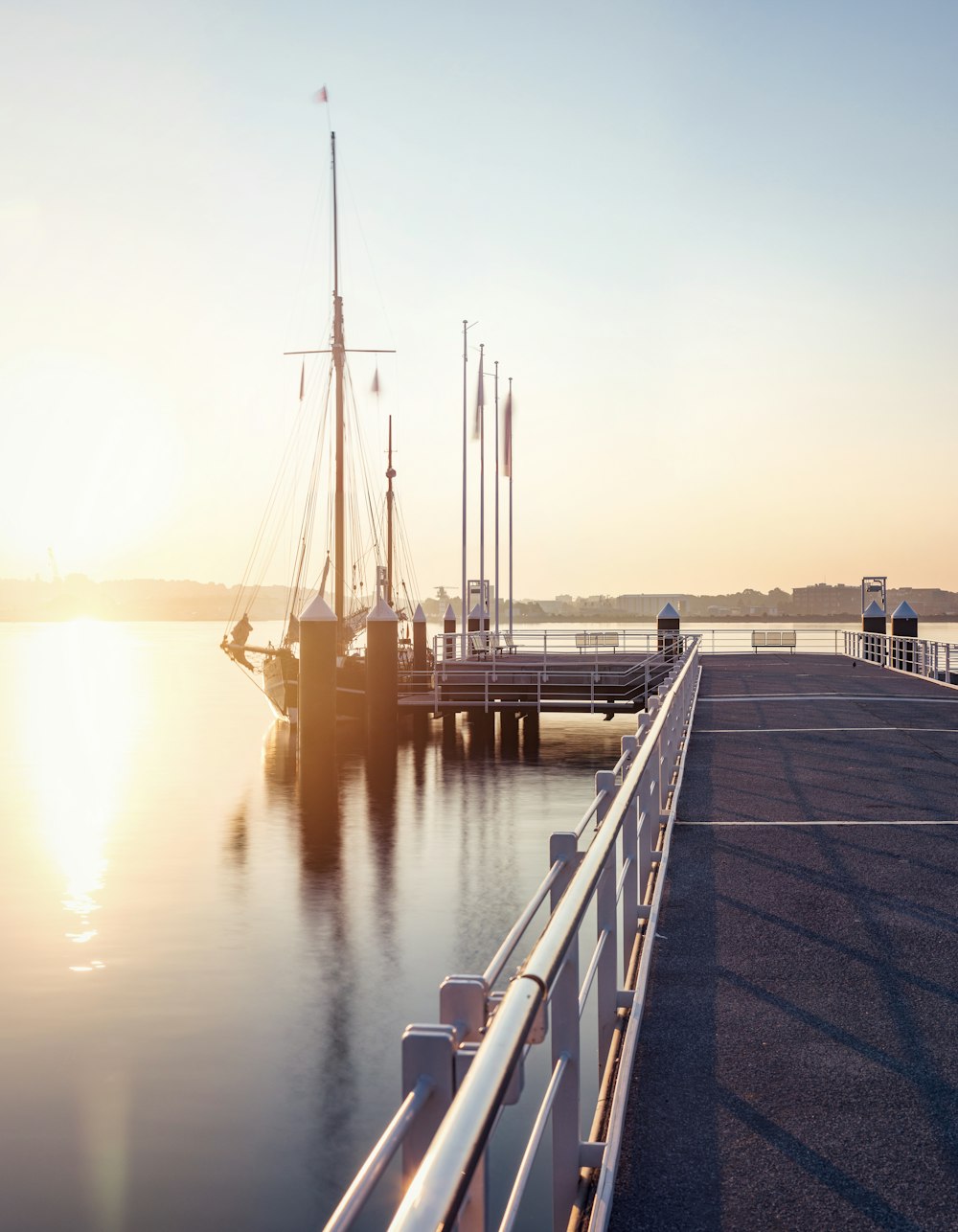 Un muelle con un barco en el agua