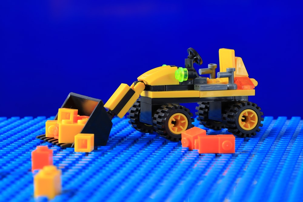 Un camion giocattolo su una superficie blu