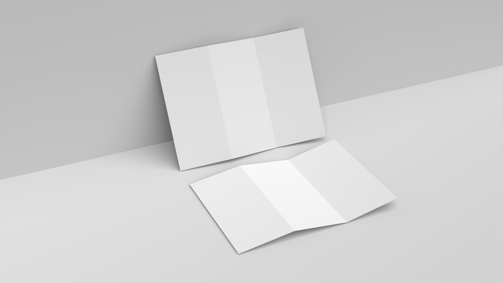 una scatola bianca su una superficie bianca