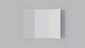 Tríptico blanco desplegado con sus tres paneles visibles