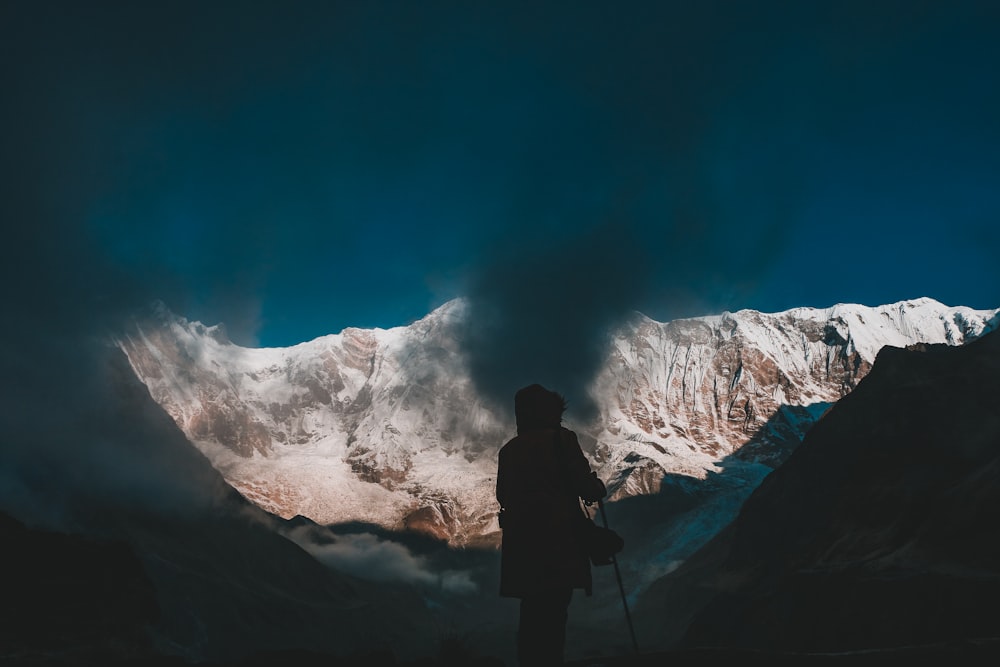 una persona in piedi sulla cima di una montagna