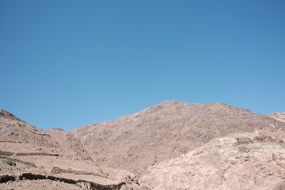 una grande montagna rocciosa