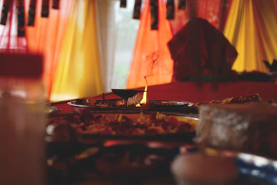 Une scène chaleureuse avec Djaya racontant une histoire traditionnelle sous une lumière tamisée