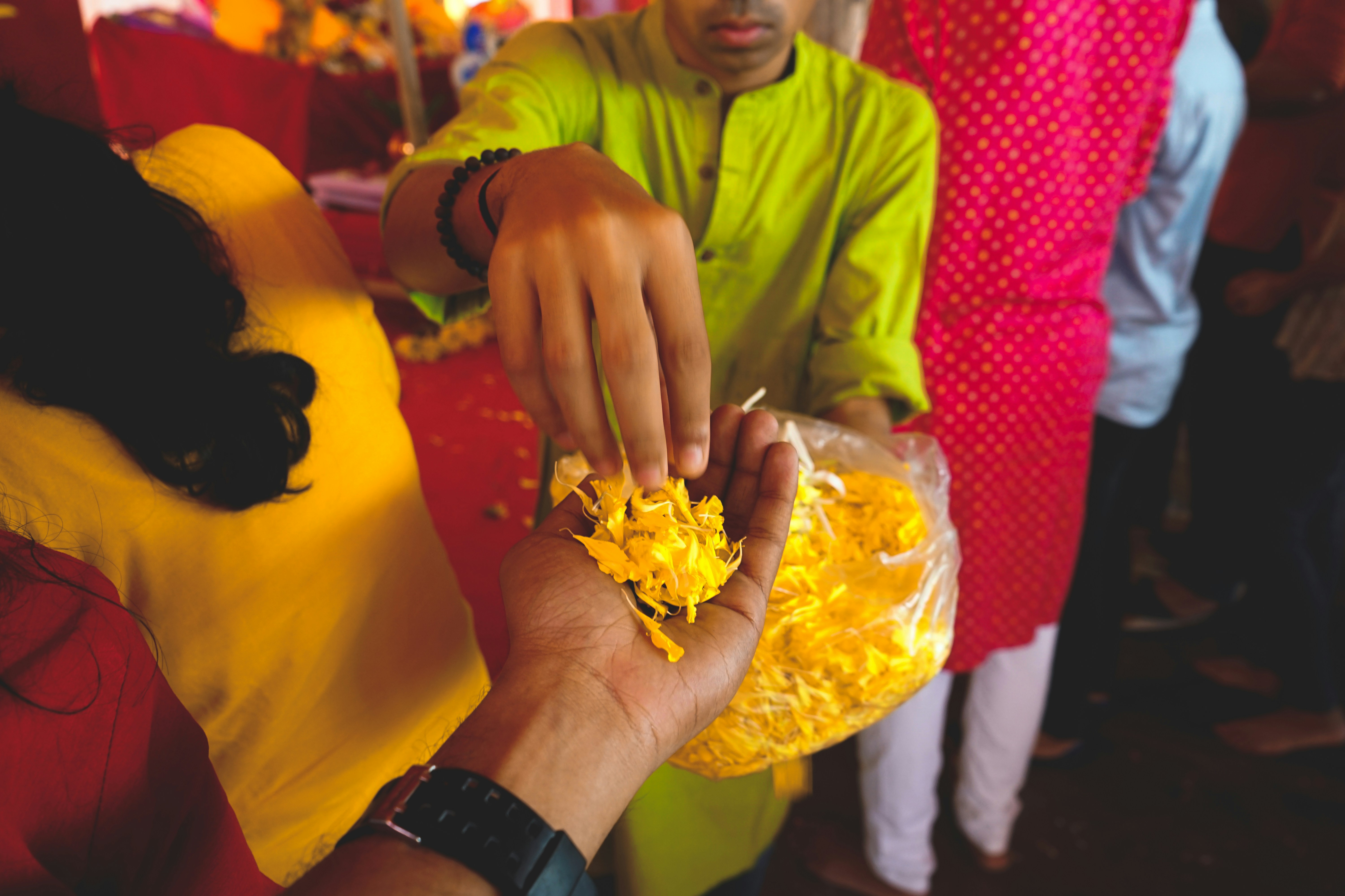 A person holding a bag of popcorn photo – Free Image on Unsplash