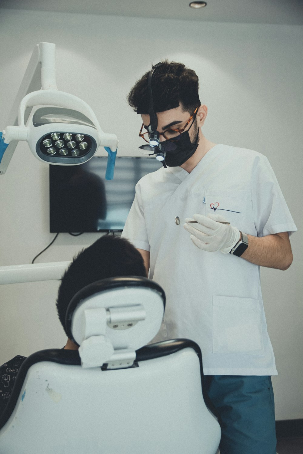 Un uomo che indossa una maschera