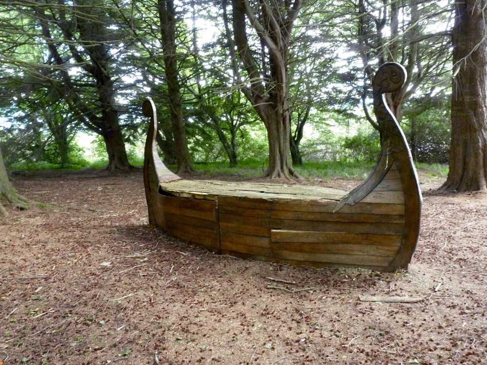 une structure en bois dans une forêt