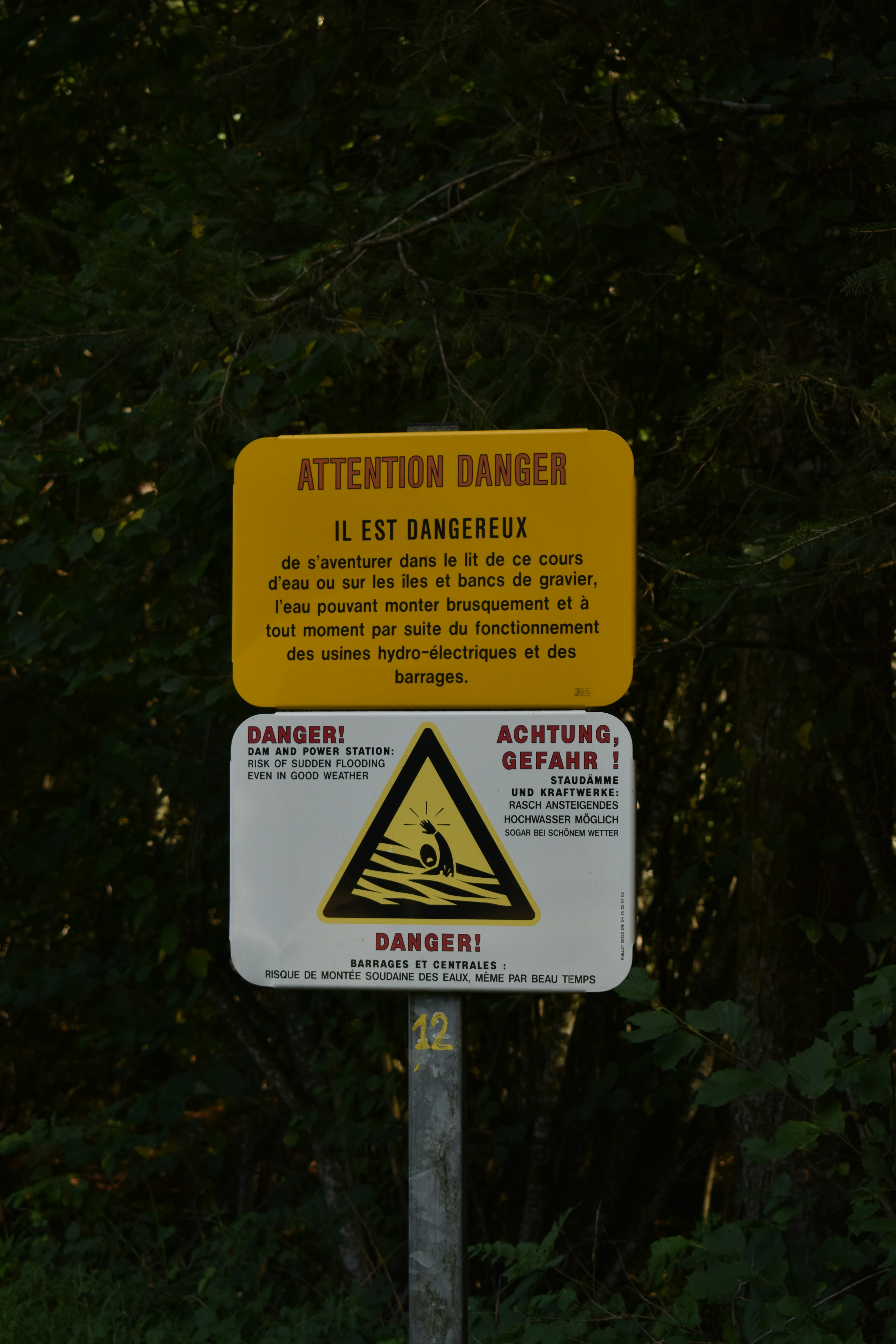 ein Schild an einem Pfahl