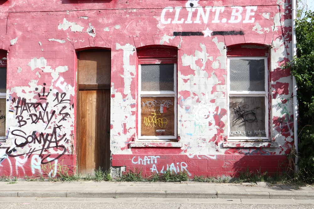 ein Gebäude mit Graffiti darauf