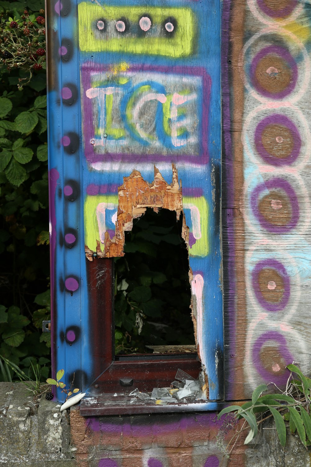 Une boîte colorée avec des graffitis dessus