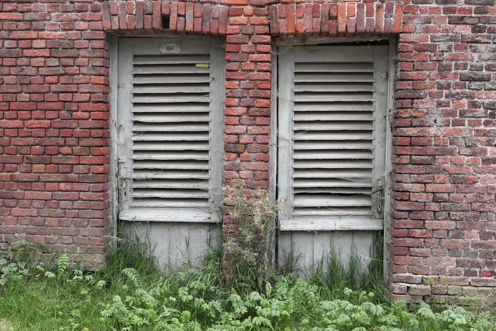 un edificio in mattoni con finestre