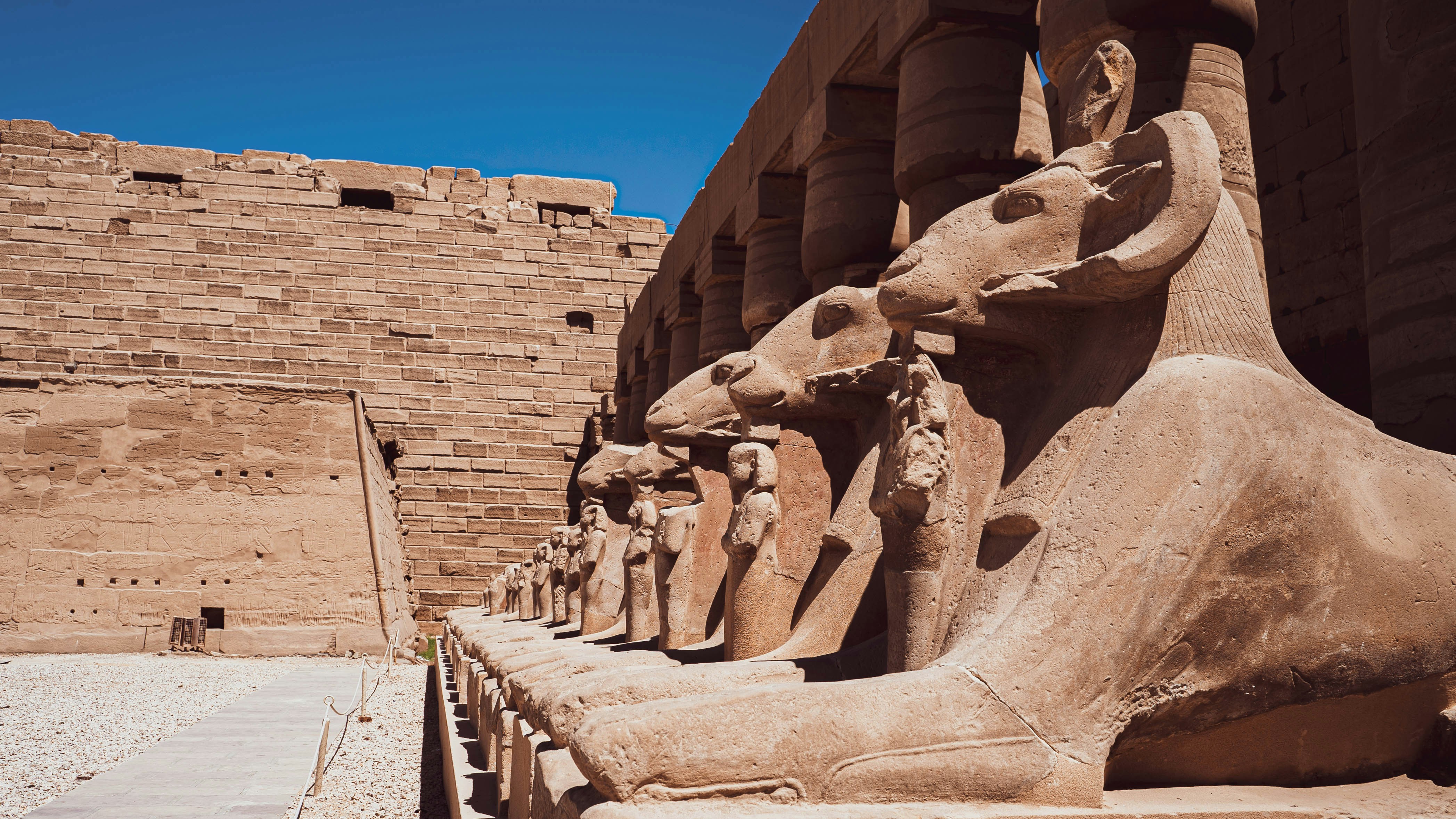 A stone sculpture of a man and a woman photo – Free Egypt Image on Unsplash