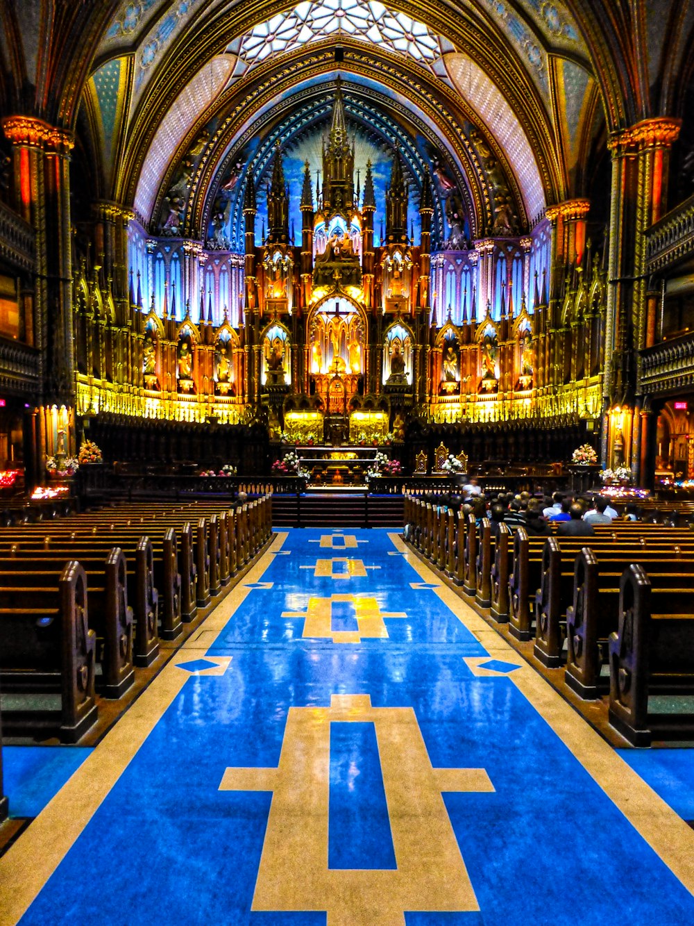 une grande cathédrale avec un sol carrelé bleu et jaune