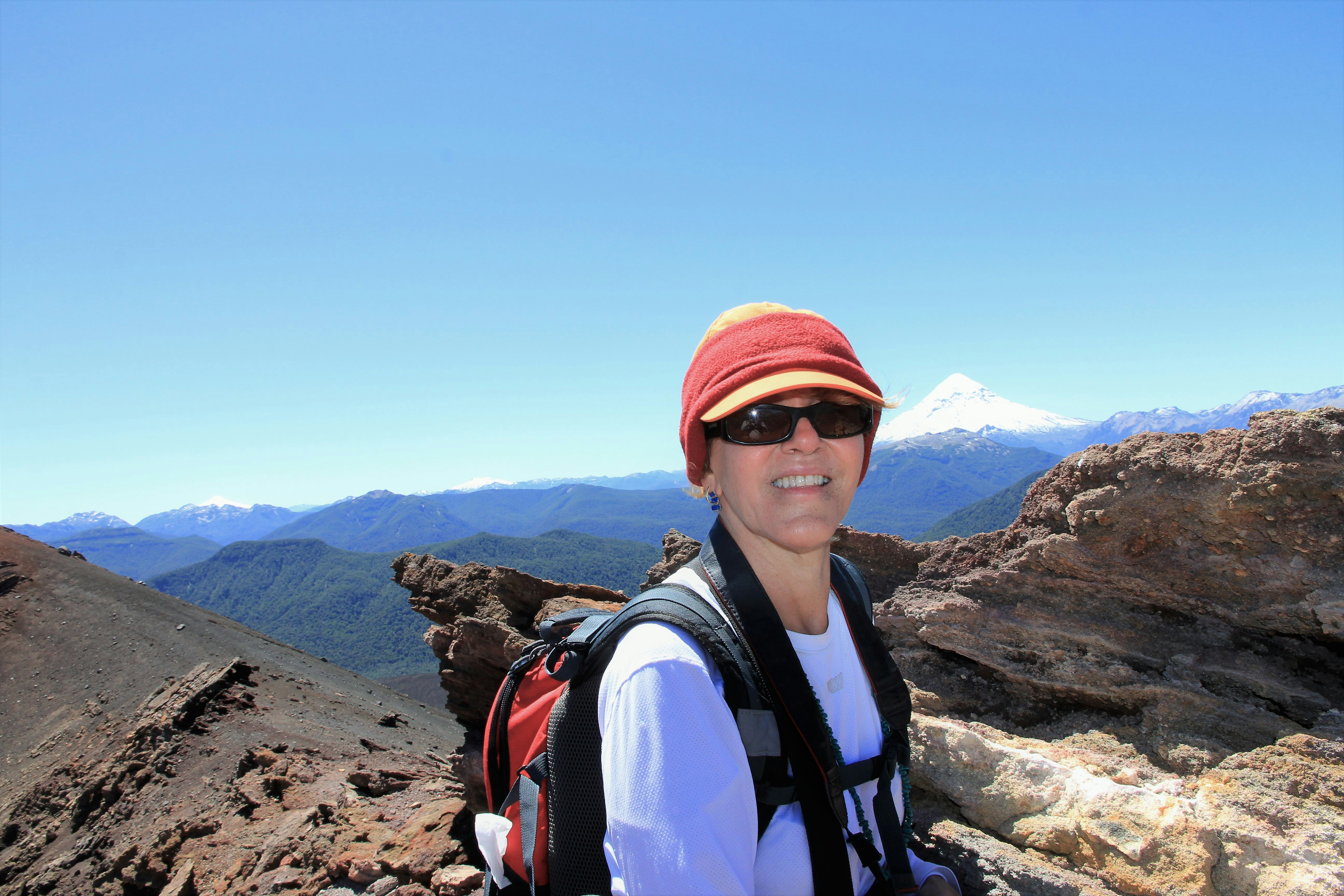 모자와 선글라스를 쓴 남자