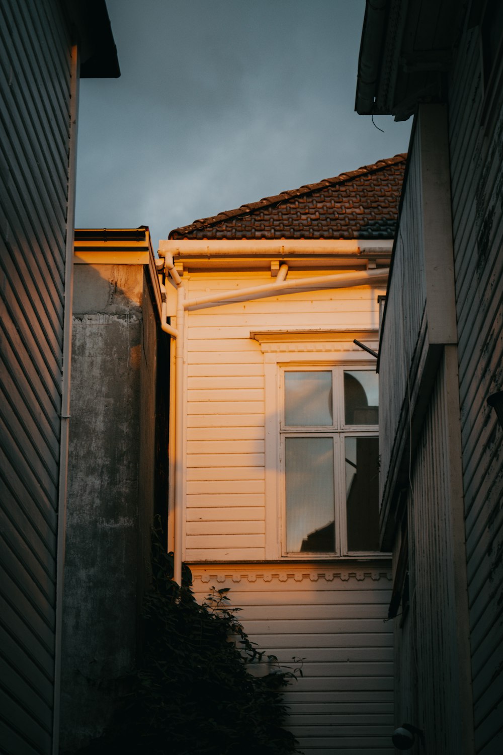 Un bâtiment au toit rouge