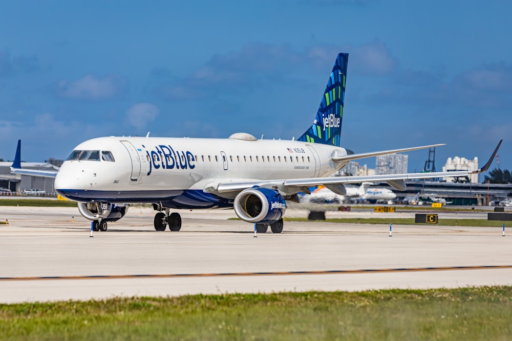 Un gran avión en la pista