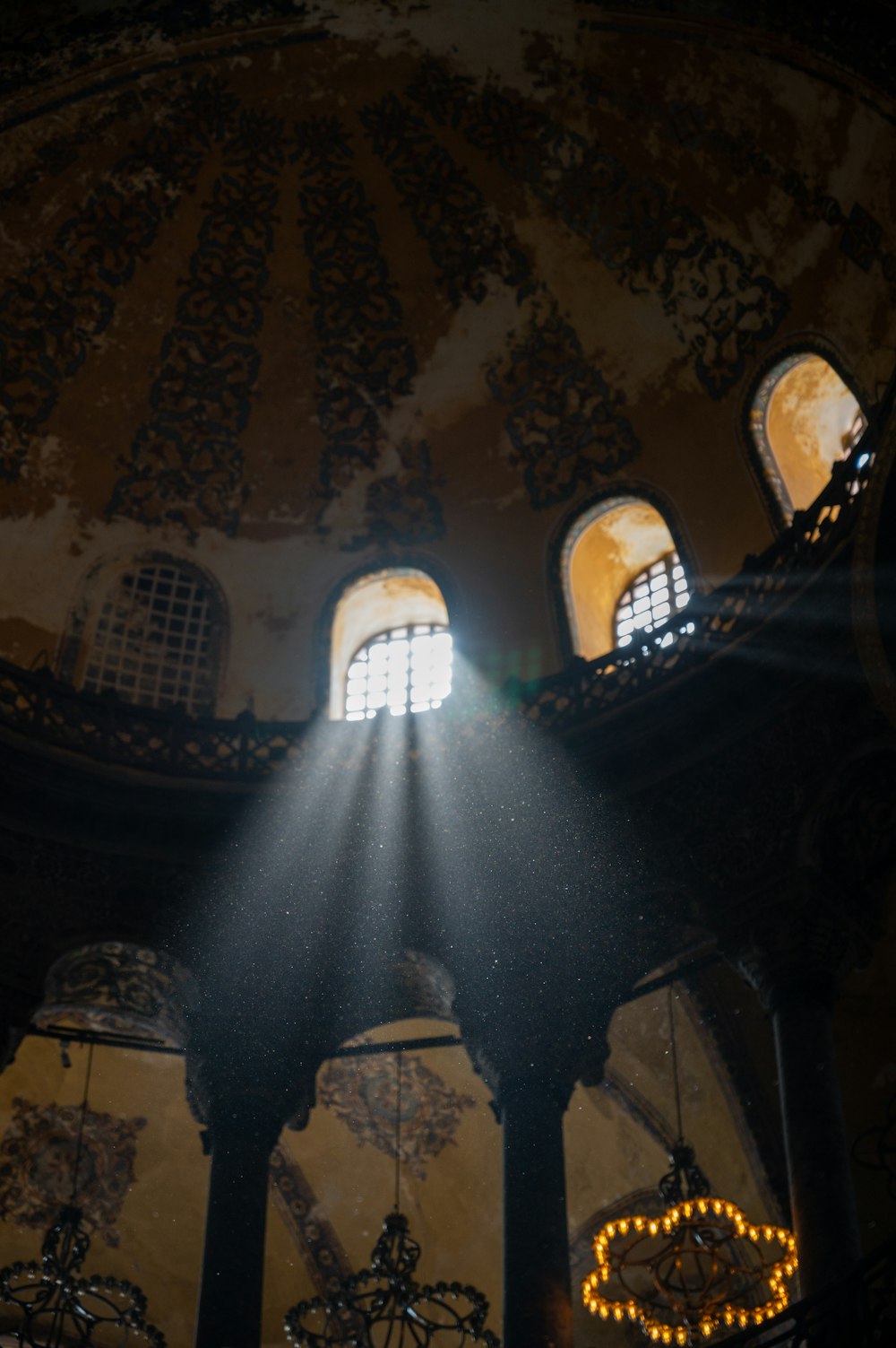 une chambre avec un lustre et un lustre