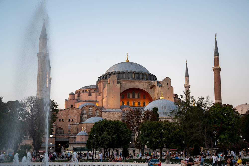 ein großes Gebäude mit Kuppel und Türmen mit der Hagia Sophia im Hintergrund