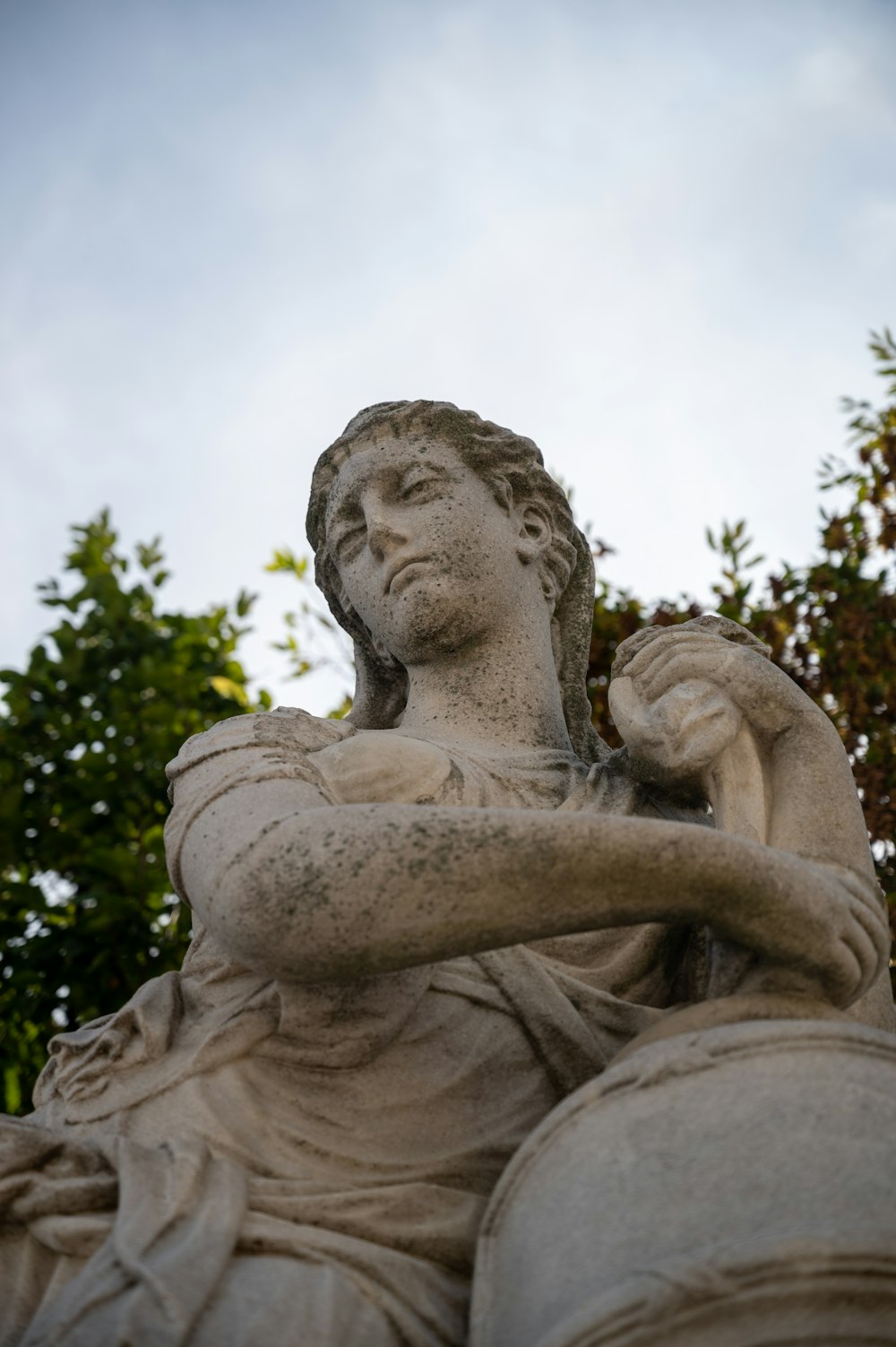 Eine Statue einer Person, die ein Baby hält