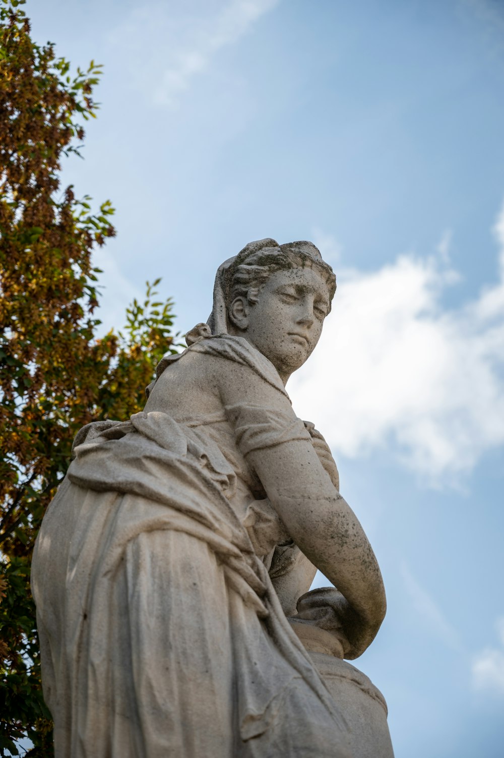 una estatua de un hombre