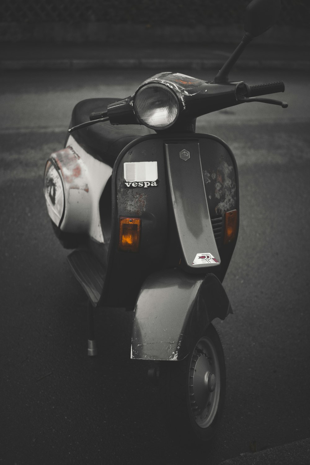 Uno scooter in bianco e nero